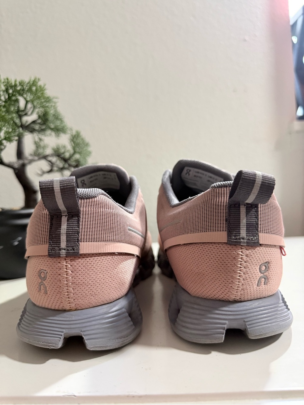 On Running cloud 5 Women size 8.5 waterproof sneakers in Blush Pink and Gray - Picture 5 of 11
